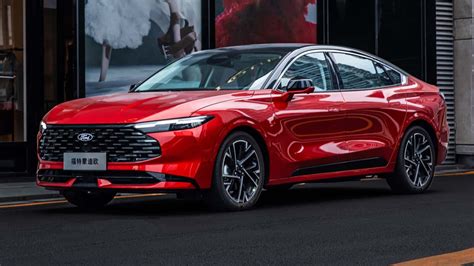 Ford Mondeo važiuojantis per posūkį, demonstruojantis stabilumą