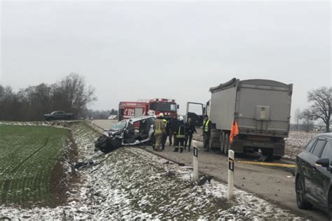 Sunkvežimio ir automobilio patikros ant stendų nuotrauka
