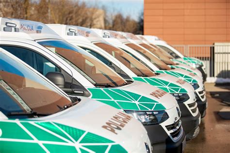 Infografika, paaiškinanti tarnybinių automobilių žymėjimo reikalavimus ir pavyzdžius