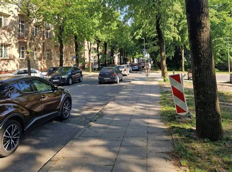Motociklas, tvarkingai pastatytas ant šaligatvio, pažymėtoje vietoje