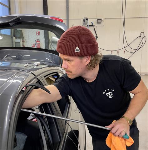 Nuotrauka, demonstruojanti specialius įrankius, naudojamus PDR technologijoje