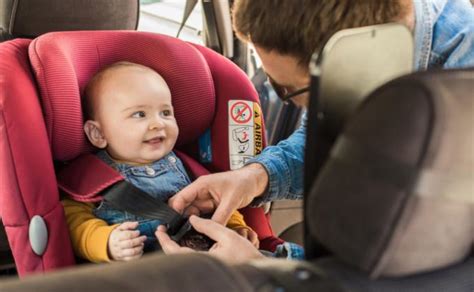 Vaikas saugiai sėdintis automobilinėje kėdutėje su diržais