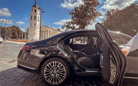 Teminis automobilio nuotrauka su verslo kontekstu