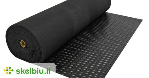 Guminiai kilimėliai prie durų, demonstruojantys jų universalų pritaikymą įvairiose patalpose.