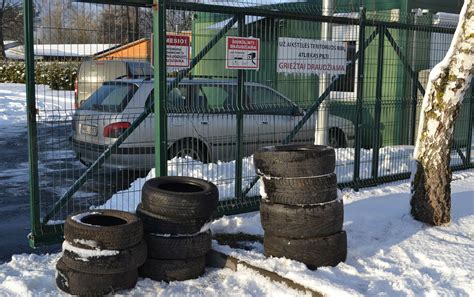 Tematinė iliustracija: paliktos padangos prie nuomojamo būsto
