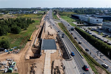 Tematinė Lietuvos automagistralės nuotrauka su eismo juostomis ir kelio ženklais