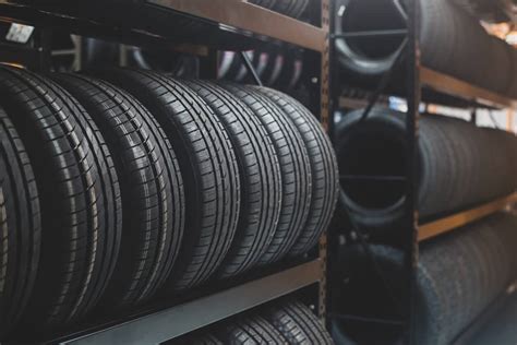 Tematinė nuotrauka: transporto priemonės padangų ir važiuoklės patikra