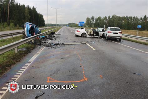 Policijos automobiliai įvykio vietoje, po BMW M3 avarijos
