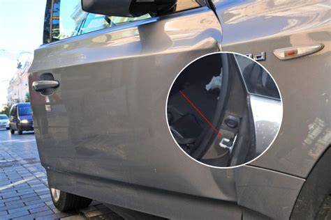 Automobilio techninių duomenų lentelė ant durelių rėmo