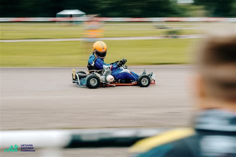 Teminis kartingo trasos vaizdas su lenktyniniais kartais