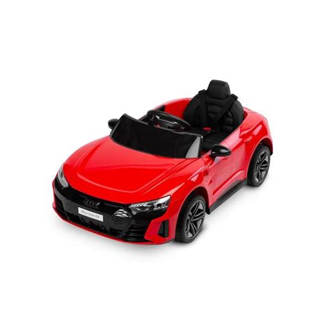 Teminė nuotrauka: besišypsantis vaikas, vairuojantis galingą akumuliatorinį automobilį lauke