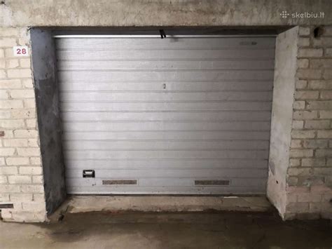 Teminis automobilis, išvažiuojantis iš požeminio garažo panduso