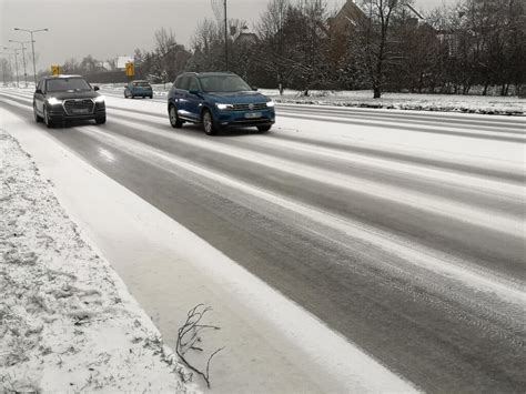 Teminė nuotrauka: automobilis su žieminėmis padangomis važiuoja apsnigta kelio danga
