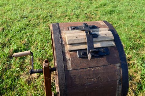 Pirmųjų elektrinių gatvės žibintų nuotrauka