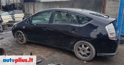 Teminė nuotrauka: Toyota Prius automobilis važiuojantis užmiesčio keliu