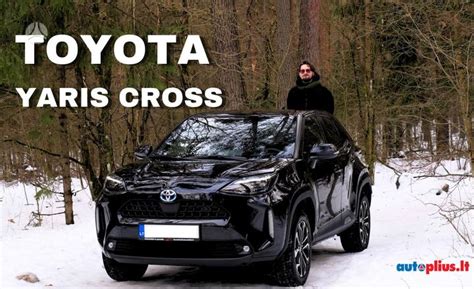 Teminė nuotrauka: Toyota Yaris judantis miesto gatvėje, lengvai parkuotis