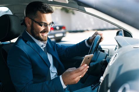 Teminė nuotrauka: „Žmogus tikrina automobilio draudimą kompiuteriu“