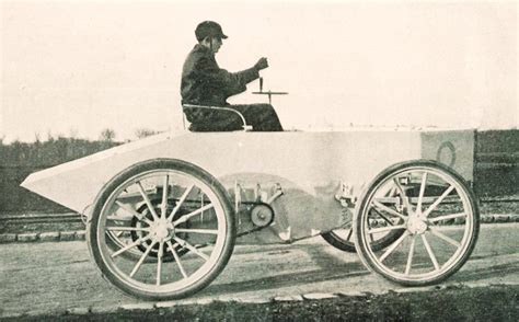 Chronologinė greičio rekordų evoliucijos schema: nuo 1898 m. „Jeantaud Duc“ iki 2023 m. hiperautomobilių
