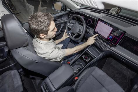 Naujojo Volkswagen Tiguan salonas su MIB4 informacijos ir pramogų sistema ir skaitmeniniu prietaisų skydeliu