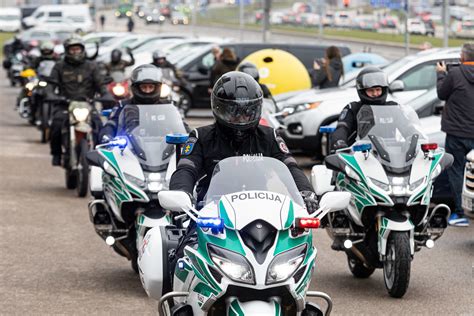 instruktorius ir mokinys su motociklais