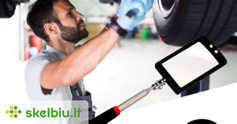 Dviračio mechanikas dirba su ratu, tikrina stipinus ir ratlankį