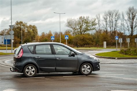 Tematinė nuotrauka, vaizduojanti lenktyninius automobilius su Falken padangomis