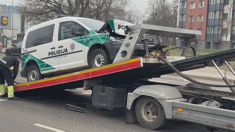 Policijos automobilio ir avarijos vietos nuotrauka