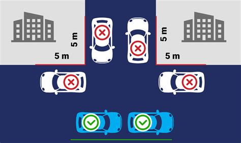 Sunkvežimis su automobiliu ir motociklu kelyje, simbolizuojantis įvairias transporto priemones, kurioms reikalingas draudimas.