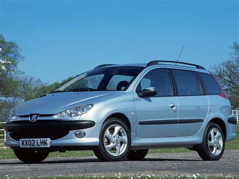 Peugeot 206 SW interjero fragmentas, pabrėžiant prietaisų skydelį
