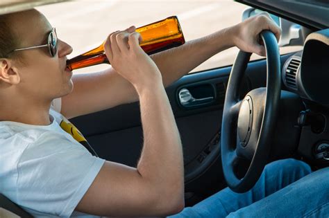 Infografika: senos ir naujos baudos už alkoholio vartojimą automobilyje