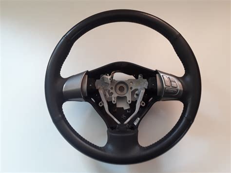 Thematinė nuotrauka su VW Golf 5 interjeru, kurioje matomas daugiafunkcinis vairas ir jo mygtukai