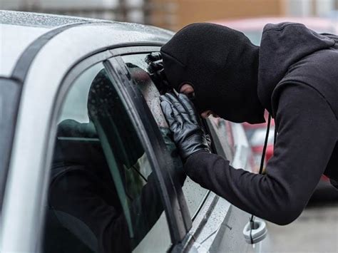 išardyta automobilio spynelė po vagystės bandymo