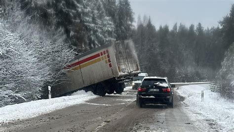Teminis sunkvežimio nuotrauka kelyje