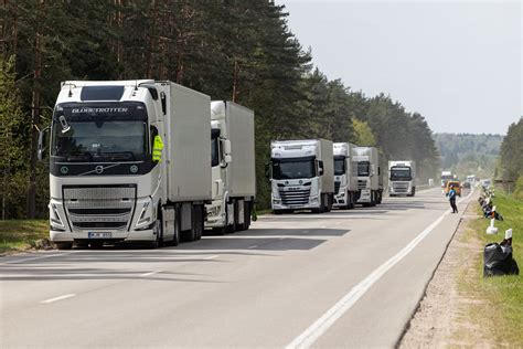 Pasienio kontrolės punkto su krovininių automobilių eile bendras vaizdas
