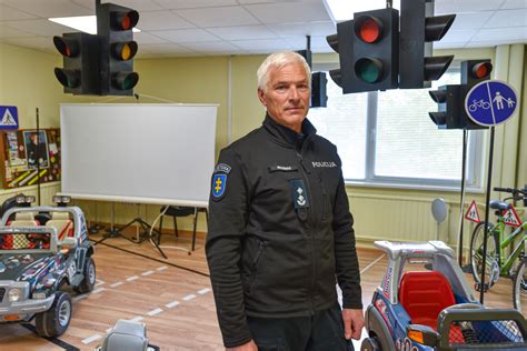 Teminė nuotrauka: žmogus su gipsuota ranka prie vairo