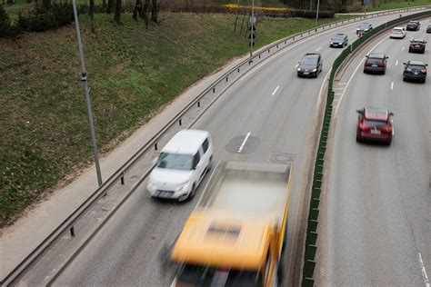 Teminis nuotrauka: kelias, saulė, automobilis su vasarinėmis padangomis