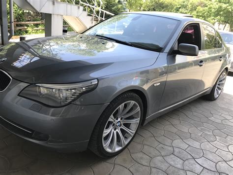 BMW E60 automobilis su juodais R19 ratlankiais