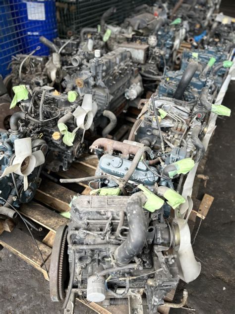 Teminė nuotrauka: naudoti automobilio varikliai sandėlyje