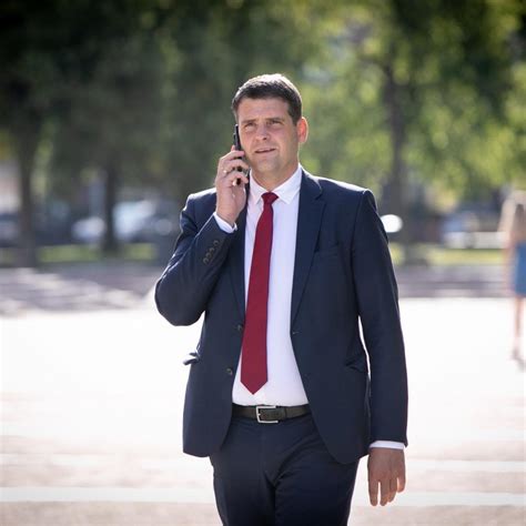 Schema, iliustruojanti Škoda Connect paslaugų veikimo principus ir ryšius tarp automobilio, mobiliojo ryšio tinklo ir serverio.