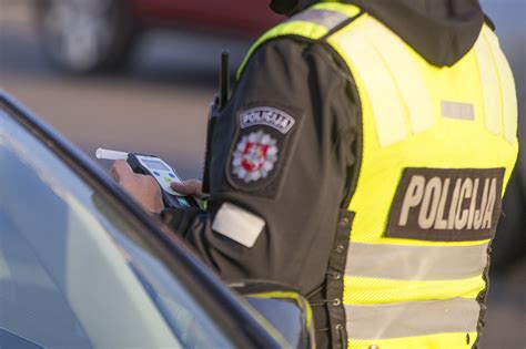 Tematinė nuotrauka: vairuotojas su žaliąja kortele prie automobilio