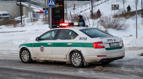 Policijos persekiojimas Miloslave, vaizduojantis mikroautobusą ir policijos automobilius