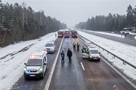 Daugybinės avarijos vaizdas Konino-Poznanės kelyje, apimantis kelias transporto priemones ir gelbėjimo tarnybas