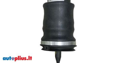 Rankos, purškiančios muilo tirpalą ant automobilio pneumatinės pakabos dalies, ieškant oro nuotėkio.