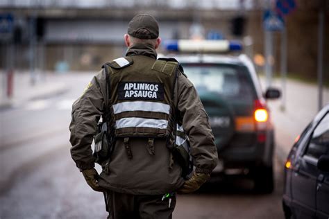Aplinkosaugininkas, naudojantis stebėjimo įrangą, miške