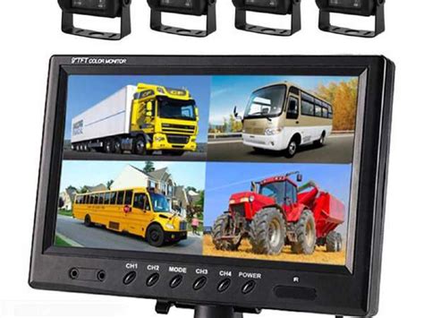 Automobilio salono ekranas su parkavimo jutiklių vizualizacija ir galinio vaizdo kamera