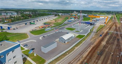 Teminė nuotrauka: modernus intermodalinis terminalas su konteineriais ir geležinkelio vėžėmis