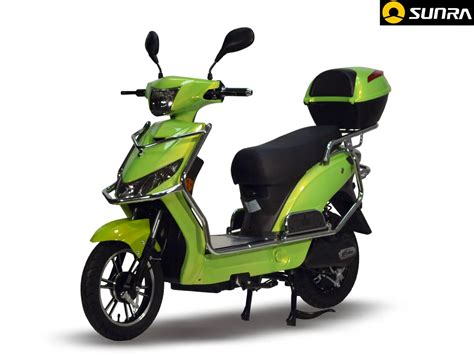 Elektrinis motoroleris miesto gatvėje