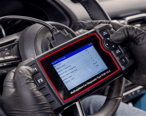 Specialistas atliekantis išsamią automobilio techninę diagnostiką su profesionalia įranga
