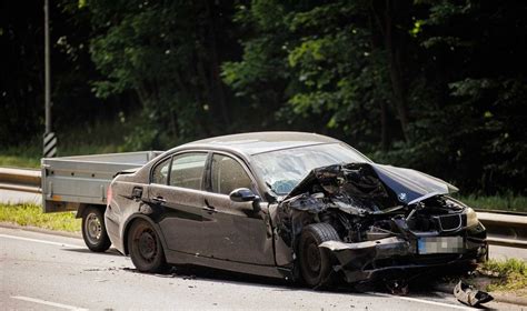 Ekspertas fiksuojantis eismo įvykio metu patirtus automobilio pažeidimus