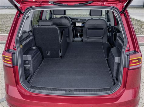 Infographic showing different seating configurations and trunk space in Volkswagen Touran (5-seater vs 7-seater).